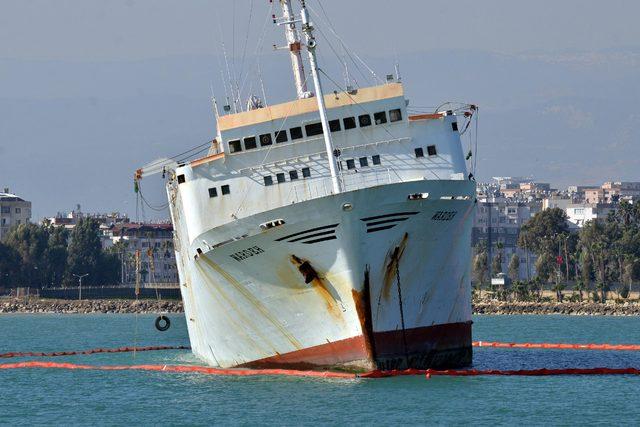 Mersin'de fırtına nedeni ile karaya oturan gemi satıldı