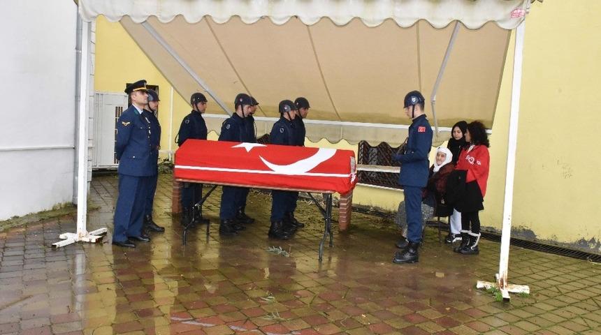 Kore gazisi askeri t&ouml;renle son yolculuğuna uğurlandı