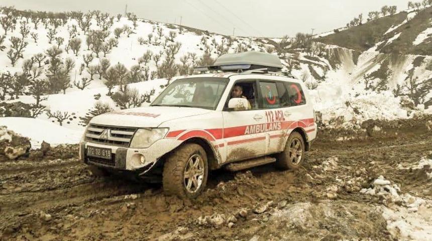 Sason&rsquo;da 12 saatlik karla m&uuml;cadelenin ardından hastalara ulaşıldı