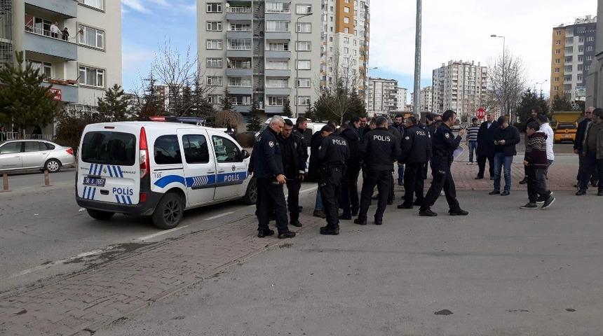 Taksi durağında bı&ccedil;aklı kavga: 4 yaralı