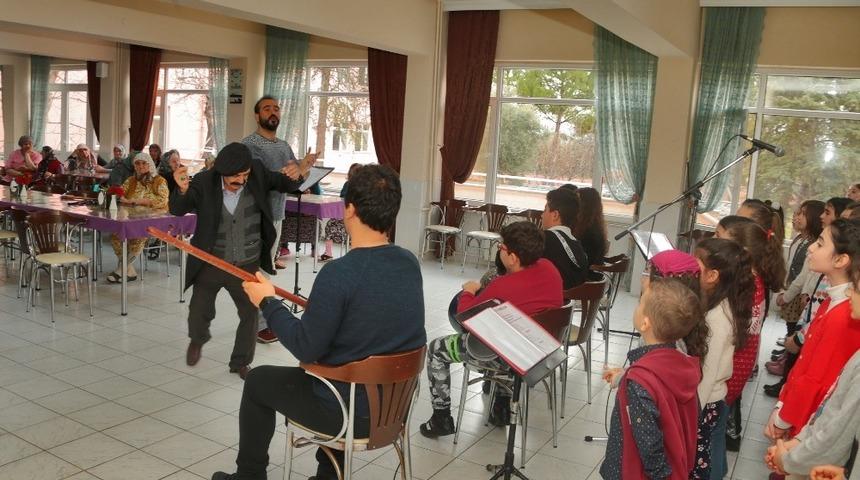 &Ccedil;ocuk korosundan huzurevi sakinlerine mini konser