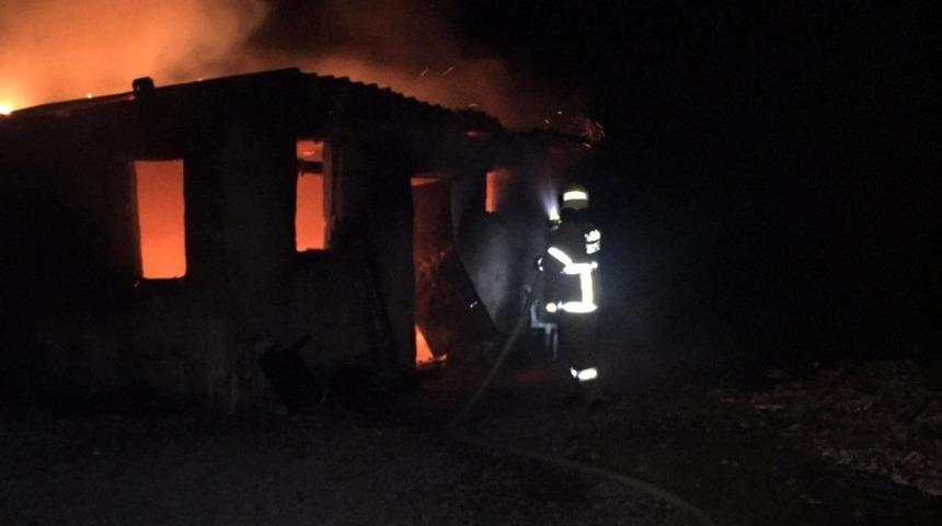 Metruk bina alev alev yandı