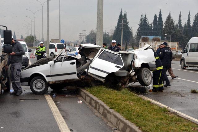 Direğe çarpan otomobil iki parçaya ayrıldı: 1 ölü, 1 yaralı