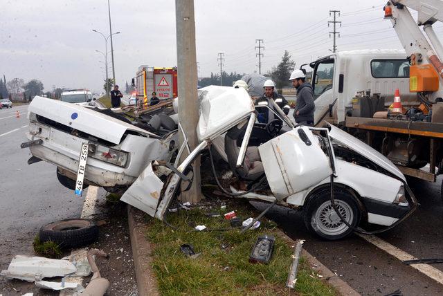 Direğe çarpan otomobil iki parçaya ayrıldı: 1 ölü, 1 yaralı