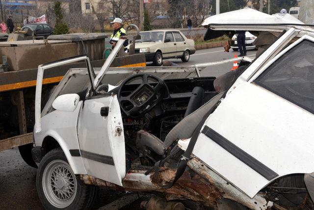 Direğe çarpan otomobil iki parçaya ayrıldı: 1 ölü, 1 yaralı