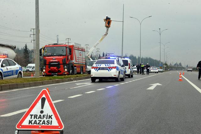 Direğe çarpan otomobil iki parçaya ayrıldı: 1 ölü, 1 yaralı