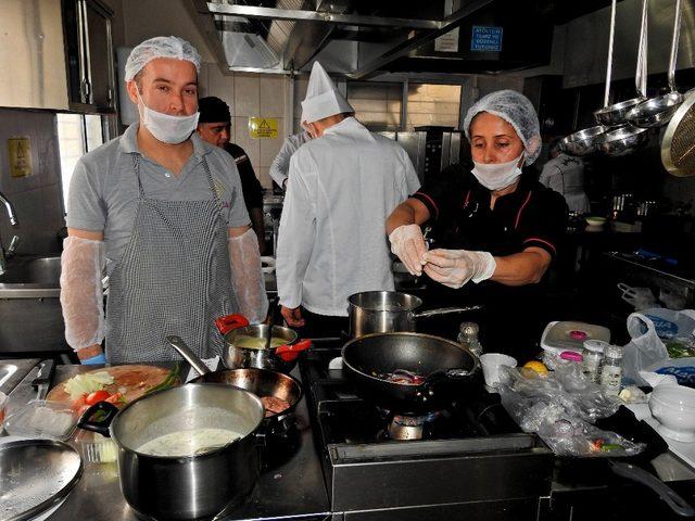 Çeşme’de çalışan aşçılar, ustalık ve kalfalık belgesi için sınava girdi