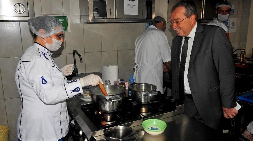 &Ccedil;eşme&rsquo;de &ccedil;alışan aş&ccedil;ılar, ustalık ve kalfalık belgesi i&ccedil;in sınava girdi