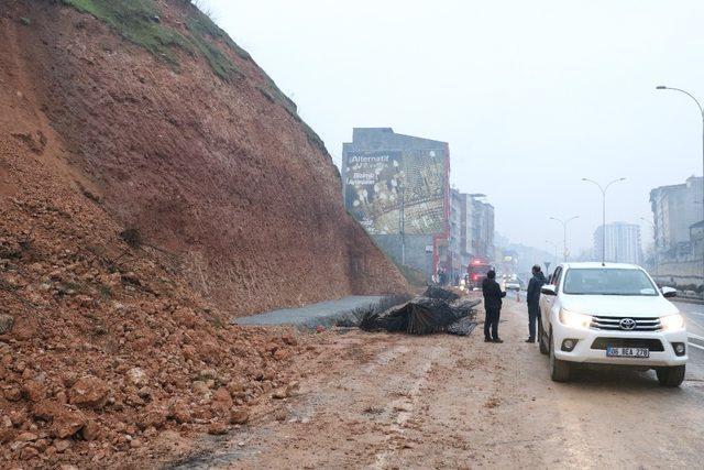 Göçük riski taşıyan 3 ev güvenlik nedeniyle boşaltıldı