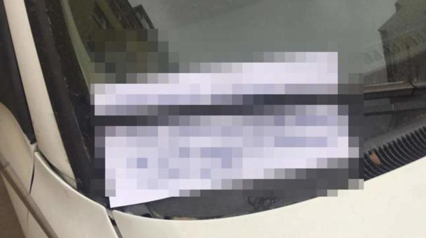 Otomobilin sileceğine bıraktığı yazı herkesi şaşırttı