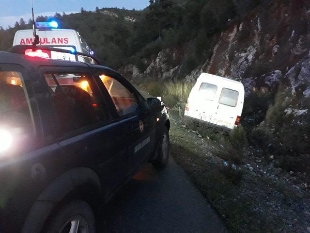 Askeri personel taşıyan minibüs su kanalına düştü: 3 asker yaralı