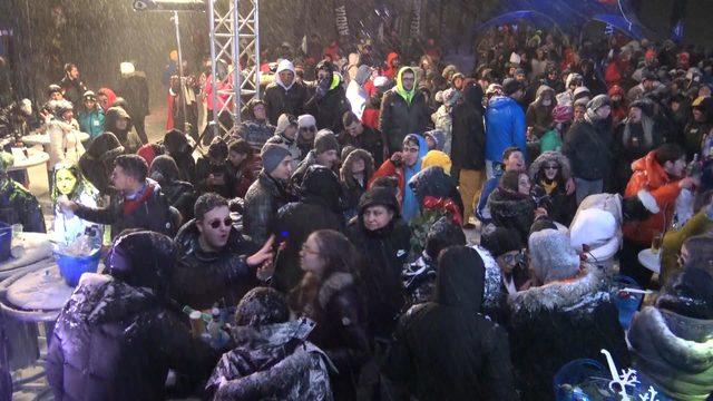 Uludağ'da kar fırtınasına rağmen binlerce kişi partiye katıldı