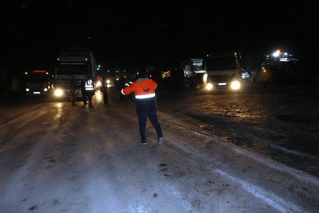 Tokat'ta heyelan nedeniyle karayolu kapandı (3)