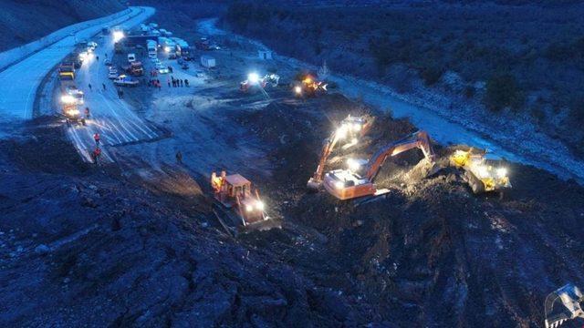 Heyelan nedeniyle kapanan yolun tek şeridi ulaşıma açıldı