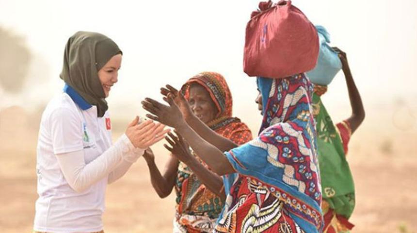 Kamerun'da bulunan Gamze Özçelik'ten duygulandıran paylaşımlar
