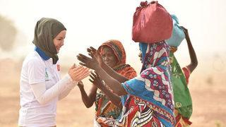 Kamerun'da bulunan Gamze Özçelik'ten duygulandıran paylaşımlar