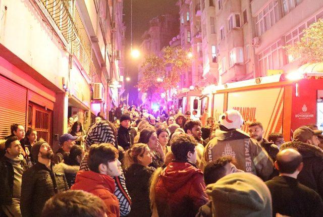 Beyoğlu’nda yangın çıkan binada can pazarı: 11 kişi kurtarıldı 1
