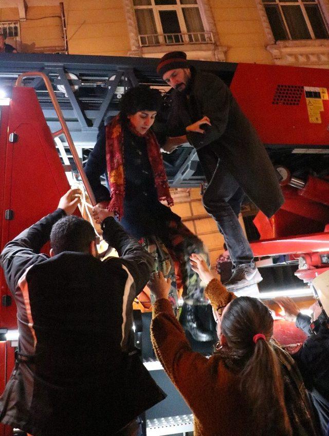 Beyoğlu’nda yangın çıkan binada can pazarı: 11 kişi kurtarıldı 3