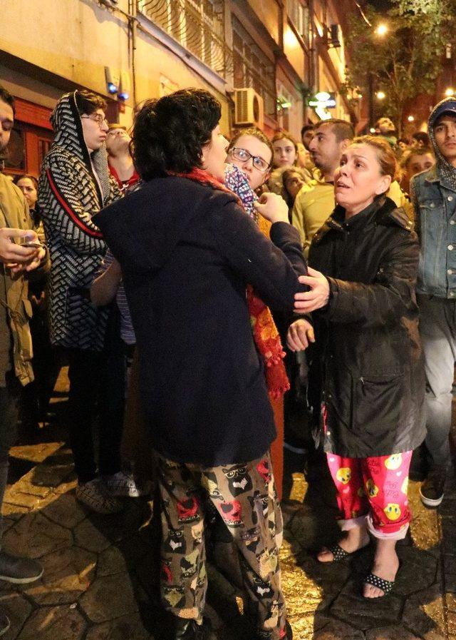 Beyoğlu’nda yangın çıkan binada can pazarı: 11 kişi kurtarıldı 4