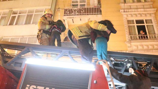 Beyoğlu’nda yangın çıkan binada can pazarı: 11 kişi kurtarıldı
