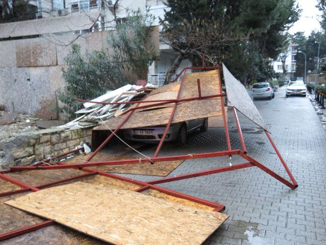 Kadıköy'de inşaat paravanları bir otomobilin üzerine devrildi 