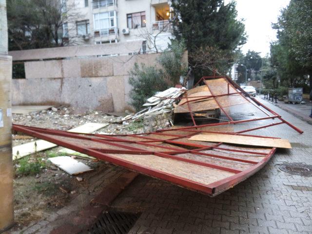 Kadıköy'de inşaat paravanları bir otomobilin üzerine devrildi 