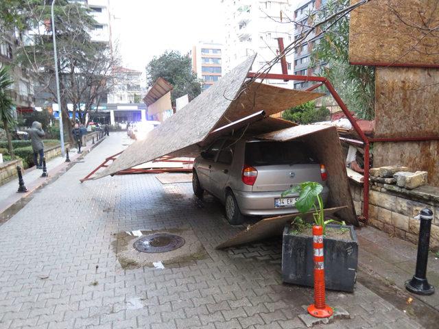 Kadıköy'de inşaat paravanları bir otomobilin üzerine devrildi 