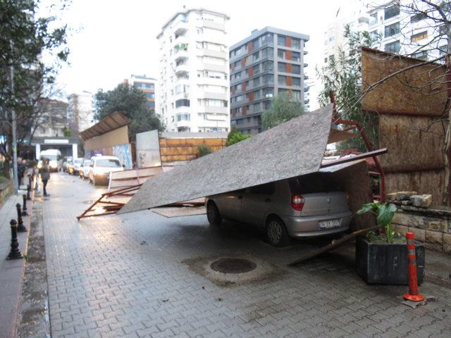 Kadıköy'de inşaat paravanları bir otomobilin üzerine devrildi 