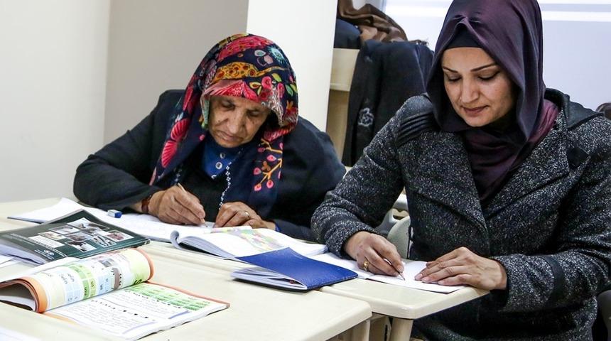Kadınların okuma-yazma hayali ger&ccedil;eğe d&ouml;n&uuml;şt&uuml;