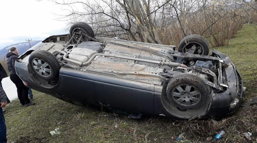 Takla atarak fındık bah&ccedil;esine u&ccedil;an otomobilin s&uuml;r&uuml;c&uuml;s&uuml; yaralandı