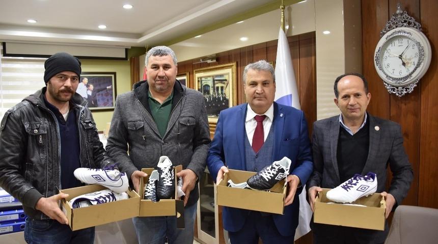Yunusemre&rsquo;den Pelitalanspor&rsquo;a malzemesi desteği