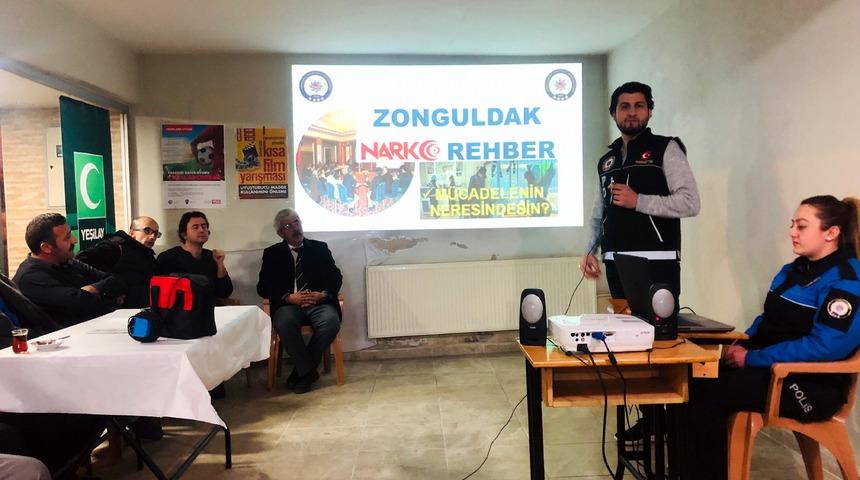 Emniyet m&uuml;d&uuml;r&uuml;, mahalle mahalle gezip uyuşturucunun zararlarını anlatıyor