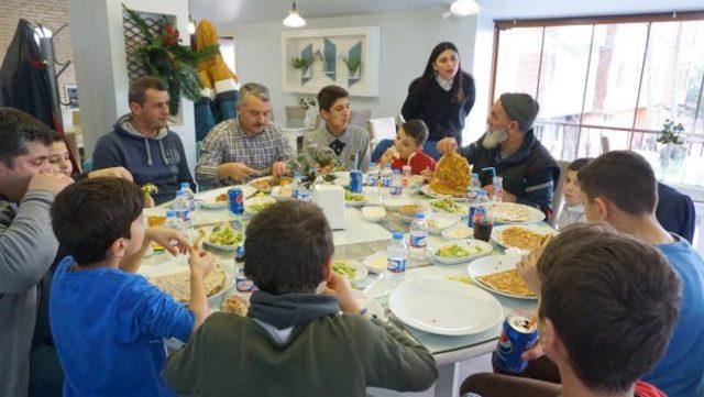 ‘Haydi Çocuklar Camiye’ projesine katılan çocuklara ikram