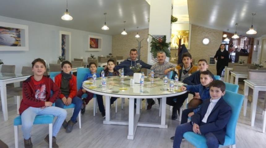 &lsquo;Haydi &Ccedil;ocuklar Camiye&rsquo; projesine katılan &ccedil;ocuklara ikram