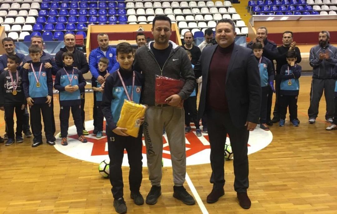 &Ccedil;ocuklar babalarını sporda terletti