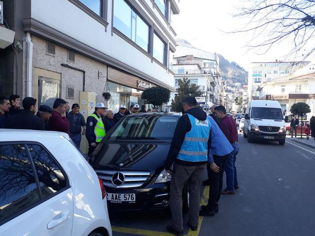 Otomobilde unuttuğu bebek çıkarılınca sarılıp öptü