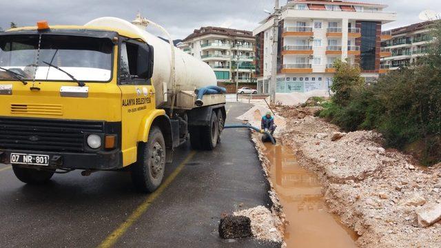 Alanya’da yağmurla mücadele gece de sürdü