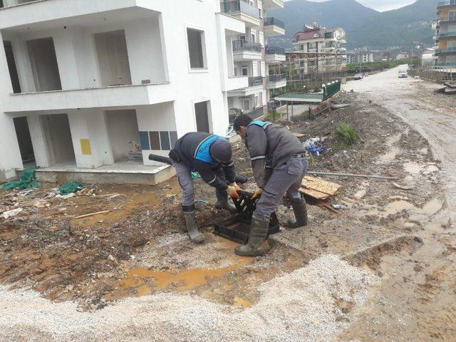 Alanya’da yağmurla mücadele gece de sürdü