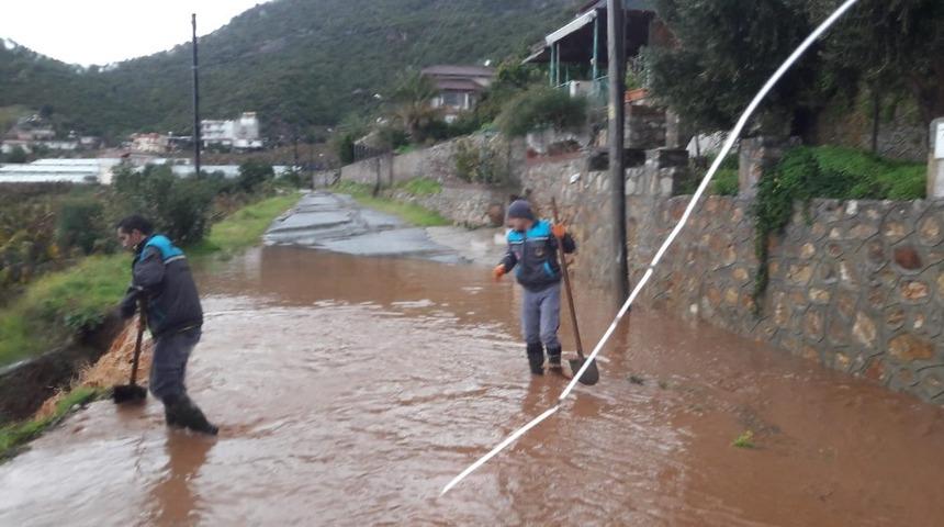 Alanya&rsquo;da yağmurla m&uuml;cadele gece de s&uuml;rd&uuml;
