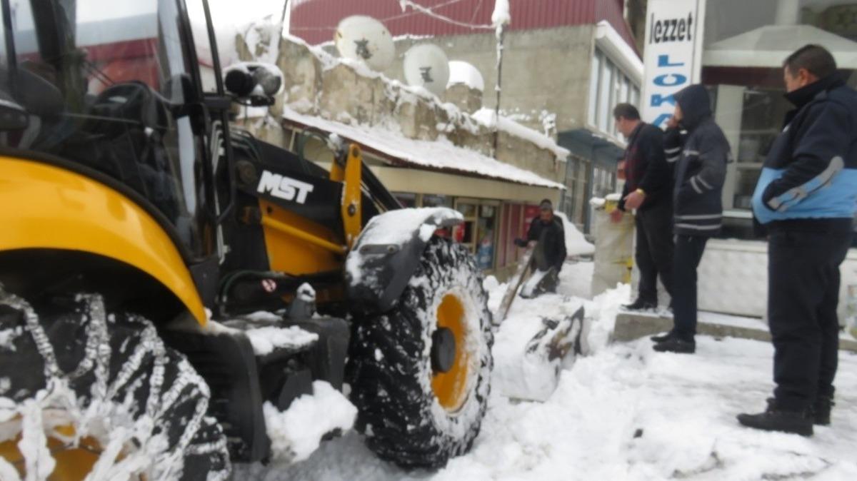 Başkale&rsquo;de kar temizleme &ccedil;alışması