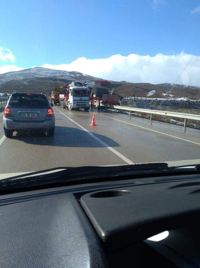 Sandıklı’daki zincirleme trafik kazası maddi hasarla atlatıldı