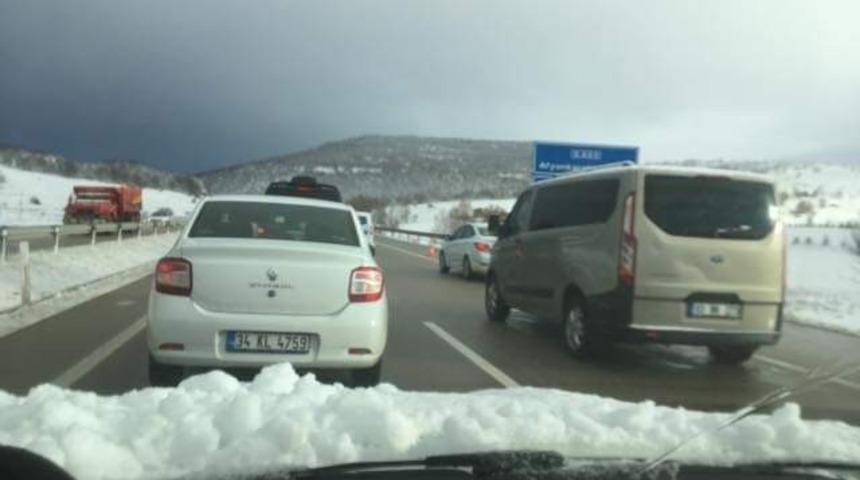 Sandıklı&rsquo;daki zincirleme trafik kazası maddi hasarla atlatıldı