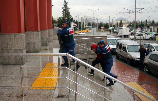 Otomobilde esrarla yakalanan 5 kişi adliyeye sevk edildi