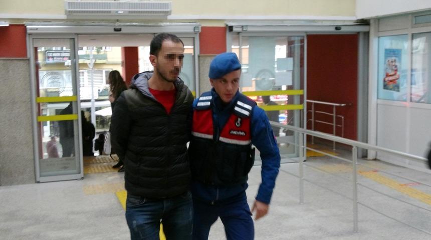 Otomobilde esrarla yakalanan 5 kişi adliyeye sevk edildi