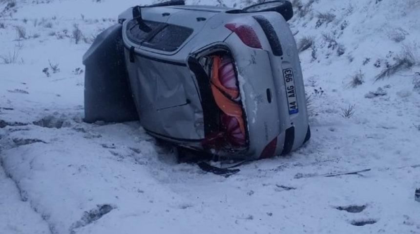 Sivas&rsquo;ta otomobil takla attı: 3 yaralı