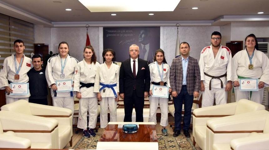 Başkan Kayda şampiyon judocuları ağırladı
