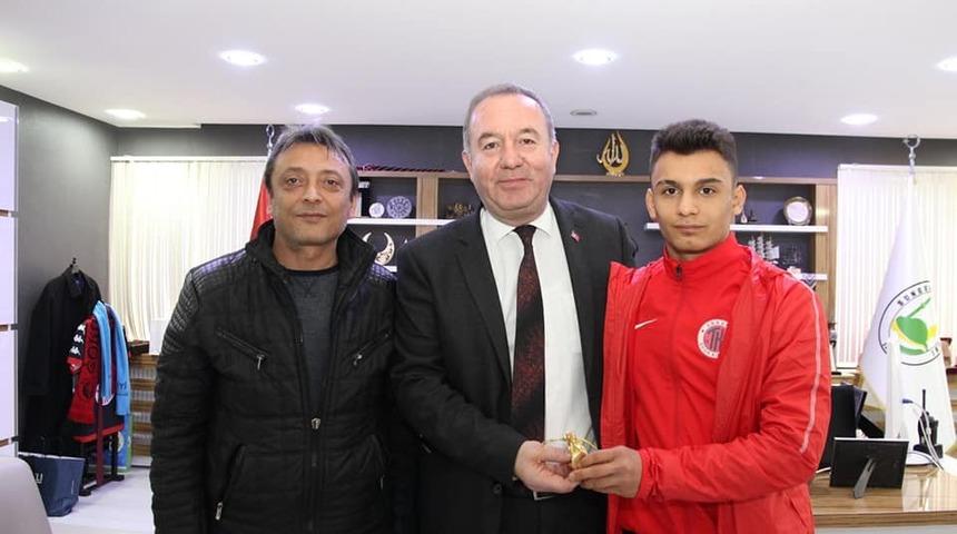 Başkan Şahiner başarılı g&uuml;reş&ccedil;iyi &ouml;d&uuml;llendirdi