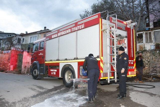 Çakmakla oynarken evi yaktılar