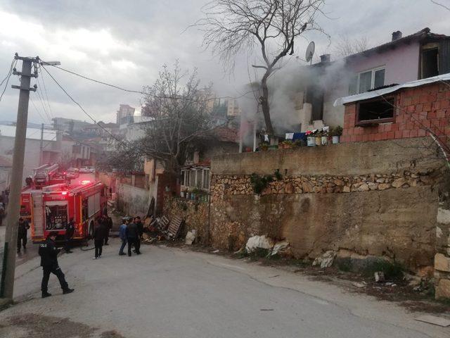 Çakmakla oynarken evi yaktılar