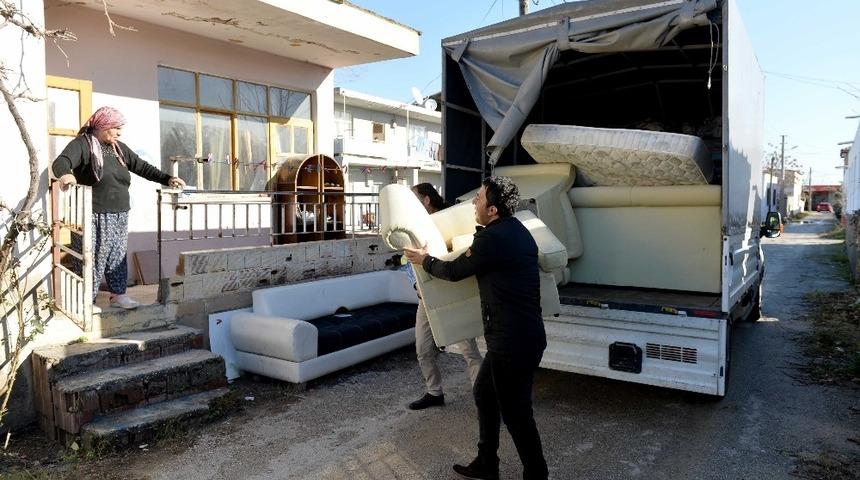 Muratpaşa&rsquo;dan g&ouml;rmeyen g&ouml;zlerle &ccedil;&ouml;p toplayan yaşlı adama yardım eli